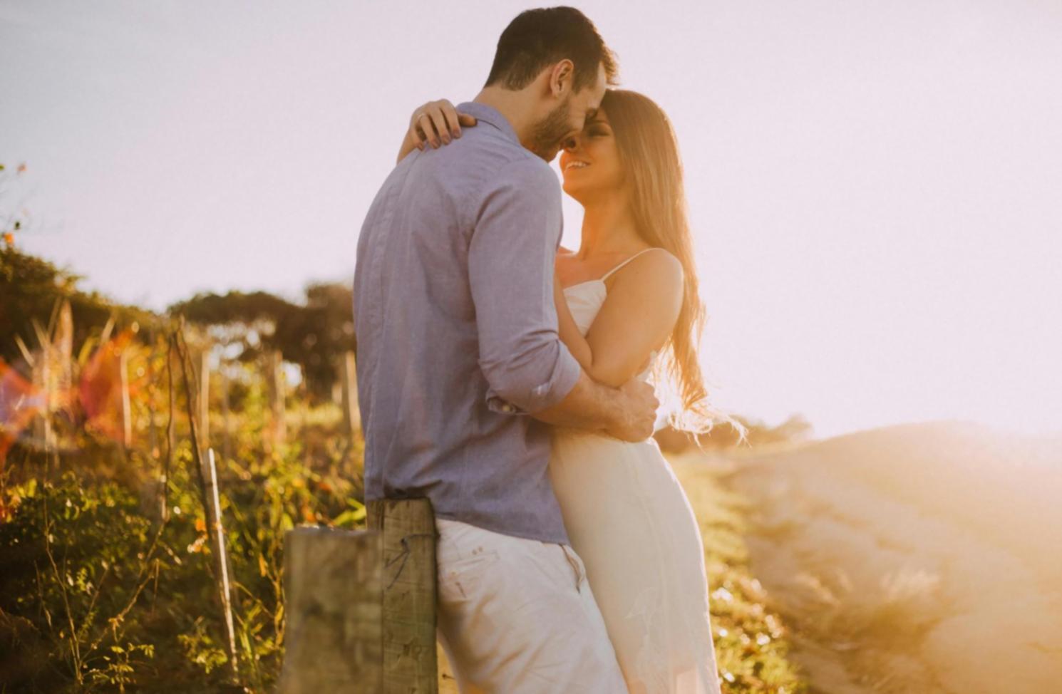 Famiglia che lavora insieme su attività comunicativa